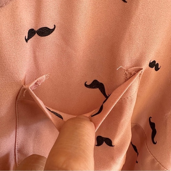 Torrid novelty mustache print blouse women’s size 0 pink - Picture 4 of 4